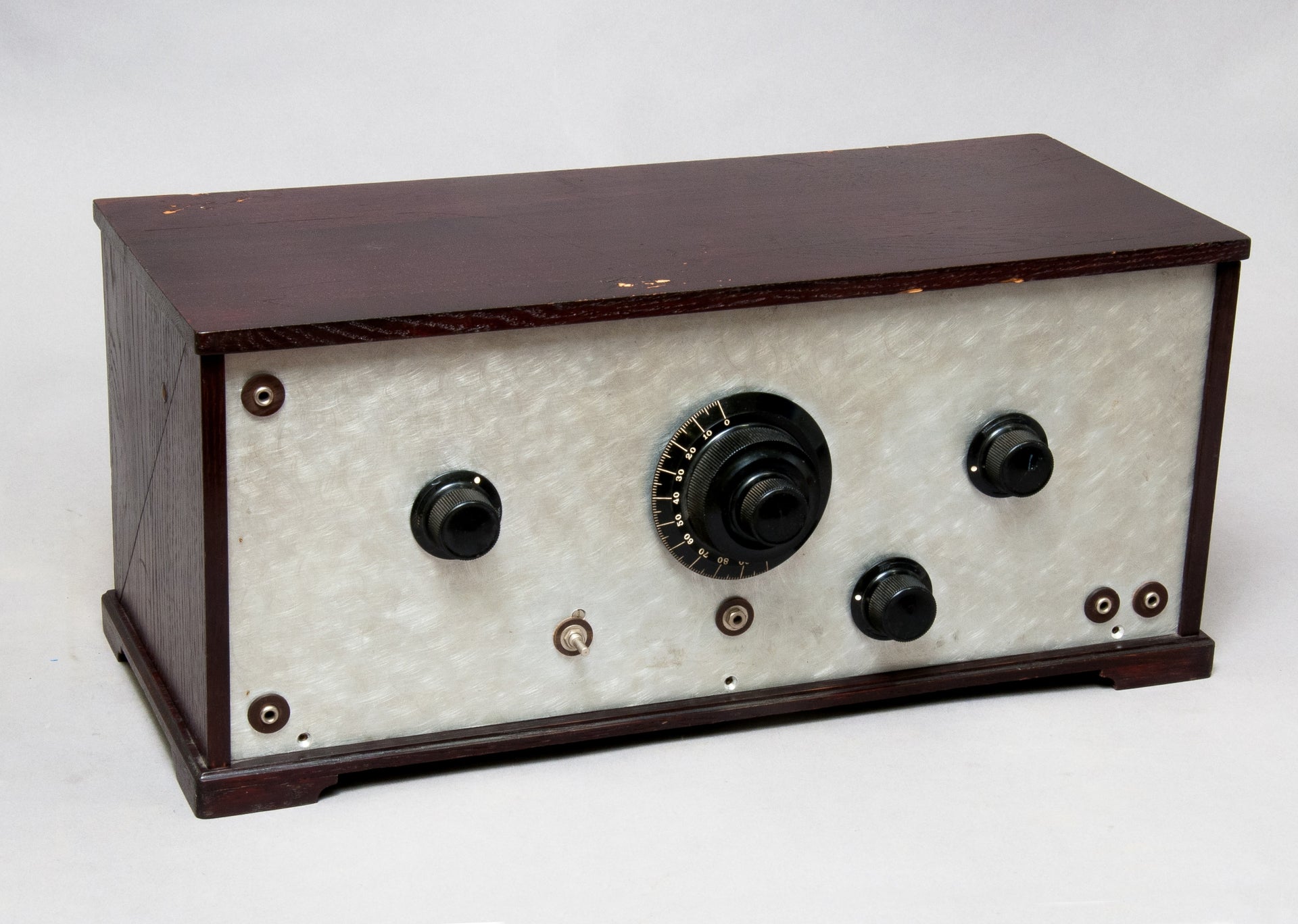 Bilden visar en AGA radio från 1930-talet