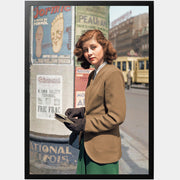  Detta vintage fotografi visar en student i tyska ockuperade Bryssel som poserar framför en reklampelare, Belgien, maj 1942.    Foto taget av den franska fotografen André Zucca.