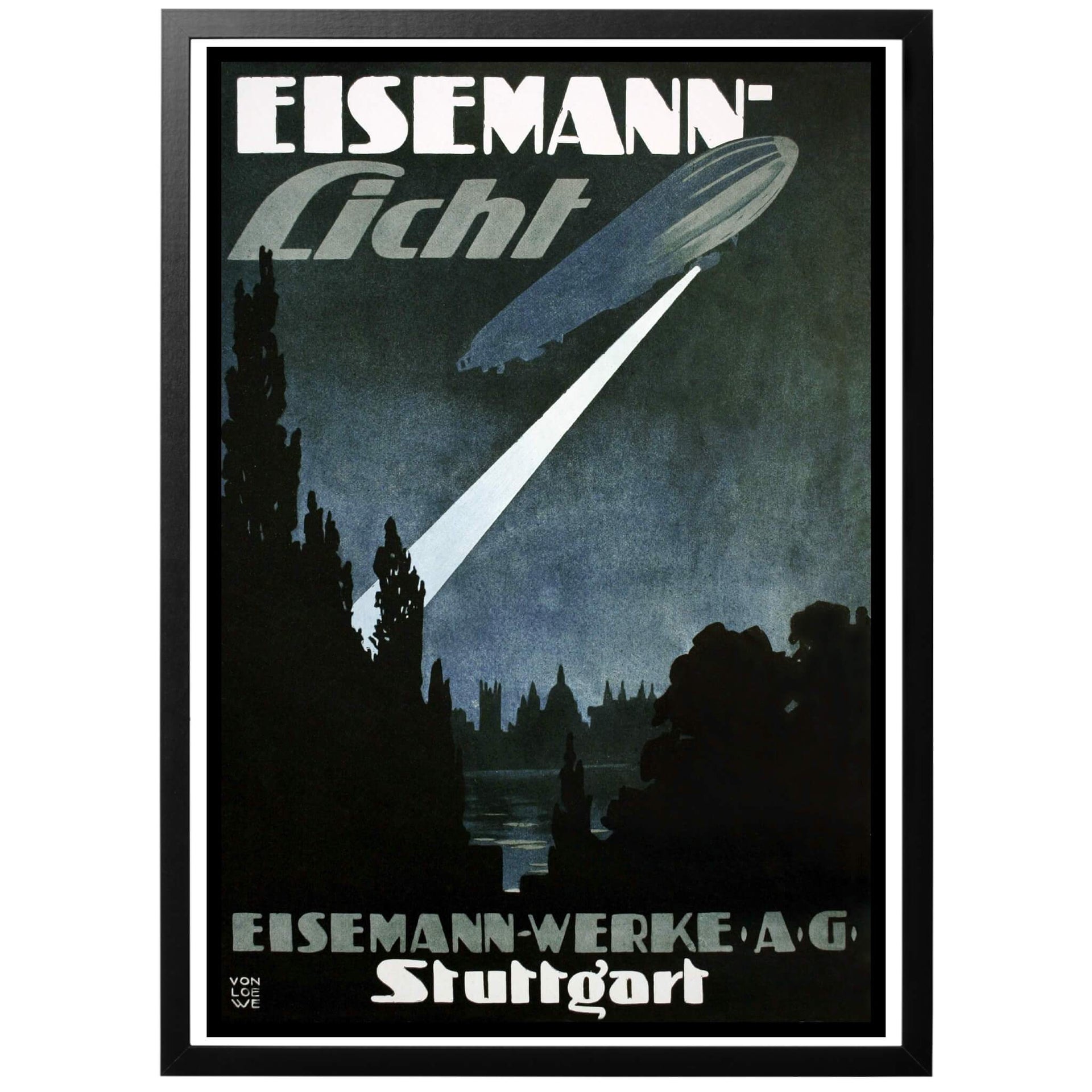 Eisemann-Licht Eisemann-Werke AG - Tysk WWI affisch från 1916. Reklam för tillverkaren Eisemann-Werke AG och deras kraftfulla strålkastare, här monterad på en vacker zeppelinare. I bakgrunden kan man skymta siluetten av utmärkande byggnader i Stuttgart. Fin vintageposter med ett spännande, nästan futuristiskt motiv.